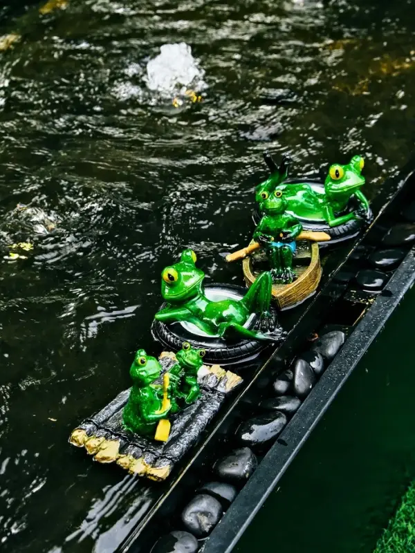 Садовая фигура 17 х 11 х 9,5 см "Лягушки на плоту" Водоплавающая