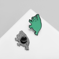 Набор значков (2 шт.) &laquo;Лягушки&raquo;, цвет зелёный в чёрном металле