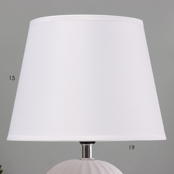 Настольная лампа "Нерис" Е14 40Вт  бело-золотой 20х20х29 см