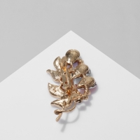 Брошь &laquo;Роса&raquo; на листьях, цветная в золоте