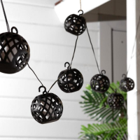 Гирлянда Uniel «Нить» 2.1 м с насадками «Огненные шары», IP44, тёмная нить, 80 LED, эффект пламени, 1 режим, солнечная батарея Гирлянда Uniel «Нить» 2.1 м с насадками «Огненные шары», IP44, тёмная нить, 80 LED, эффект пламени, 1 режим, солнечная батарея