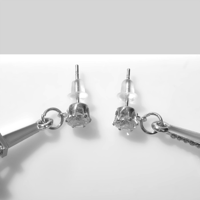 Серьги со стразами &laquo;Башня&raquo; Эйфелева, цвет белый в серебре