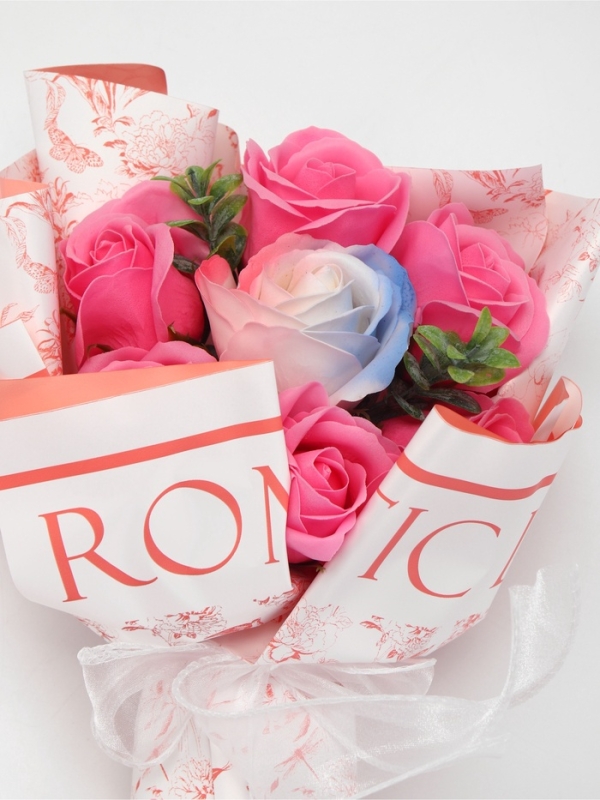 Букет из 6 розовых роз и 1 дизайнерской розы