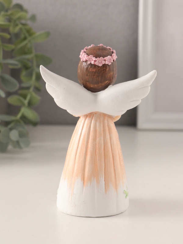 Сувенир полистоун "Девушка-ангел в персиковом платье, с венком-сердце" 8х4,5х12 см