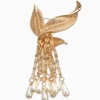 Брошь "Птица с жемчужным хвостом", цвет белый в золоте