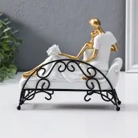 Сувенир полистоун "Парочка лежит на кушетке" бело-золотой 7х21,5х18,5 см