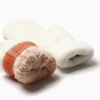 Варежки женские на иск.меху MINAKU гладкие 22 см молочный Варежки женские на иск.меху MINAKU гладкие 22 см молочный