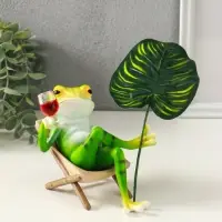 Сувенир полистоун "Лягуха в кресле с бокалом под пальмовым листом" 5,8х7,5х14,5 см
