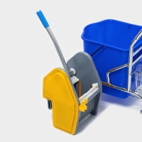 Тележка уборочная одноведерная с вертикальным и сеткой, синее ведро 25 л, хромированная рама Тележка уборочная одноведерная с вертикальным и сеткой, синее ведро 25 л, хромированная рама