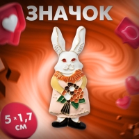Значок &laquo;Крольчиха&raquo; с букетом, цветной в золоте