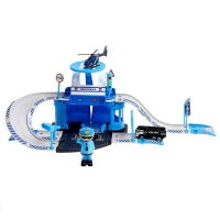 Парковка &laquo;Полицейский участок&raquo;, с металлическими машинкой и вертолётом