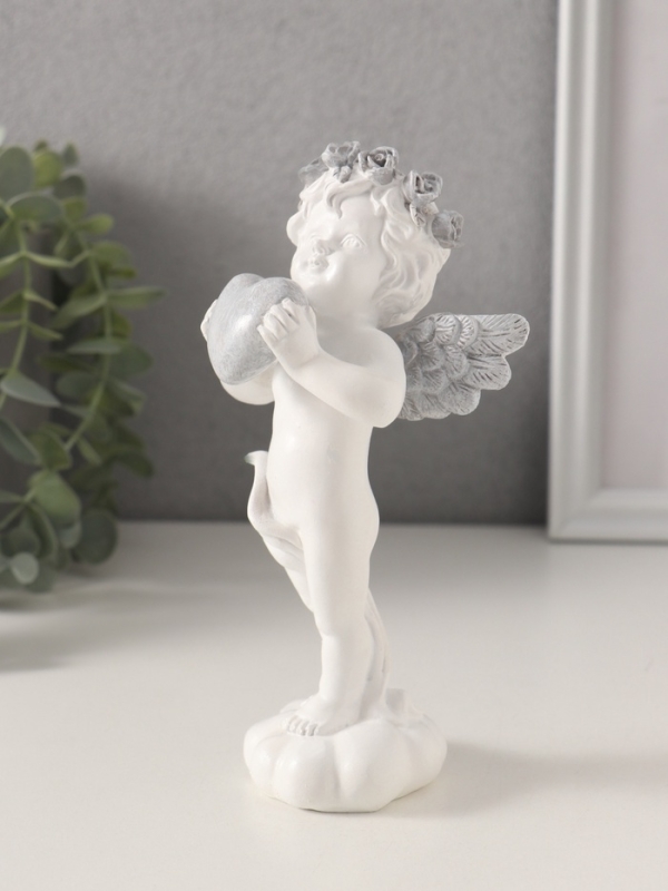 Сувенир полистоун "Ангелочек с сердцем в руках, с венком в волосах" 8,5х7х16,5 см