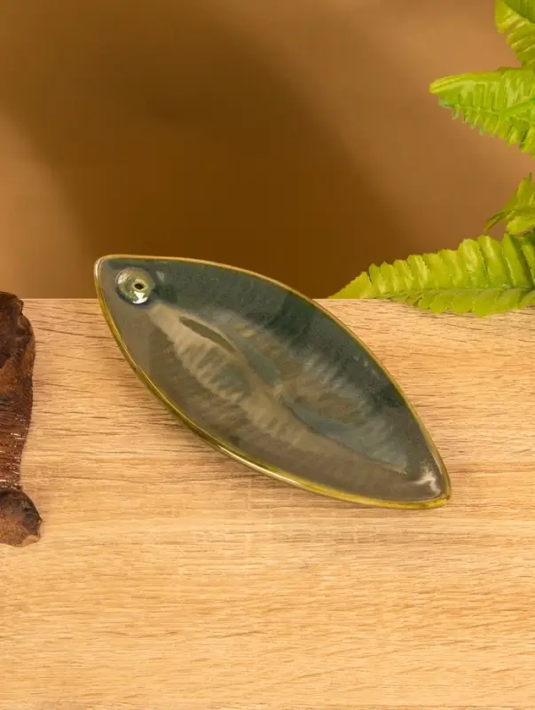 Подставка под благовония "Длинный лист" керамика, цв. зелёный, 17х7х1,5 см