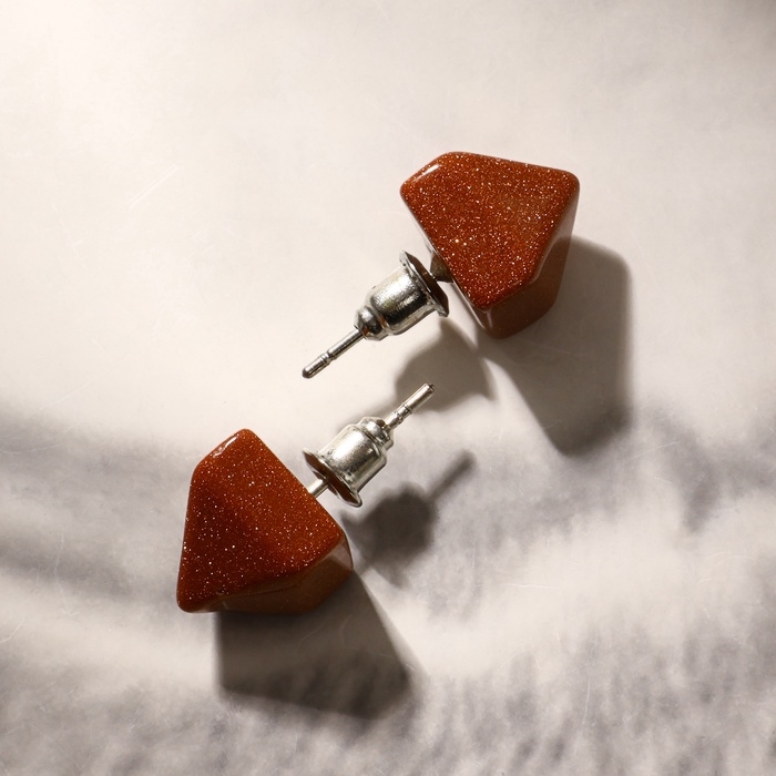 Пусеты пирамида &laquo;МИКС камней&raquo;