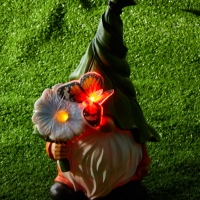 Садовая фигура "Гном с цветочком", 20х17х31.5 см, с подсветкой Садовая фигура "Гном с цветочком", 20х17х31.5 см, с подсветкой