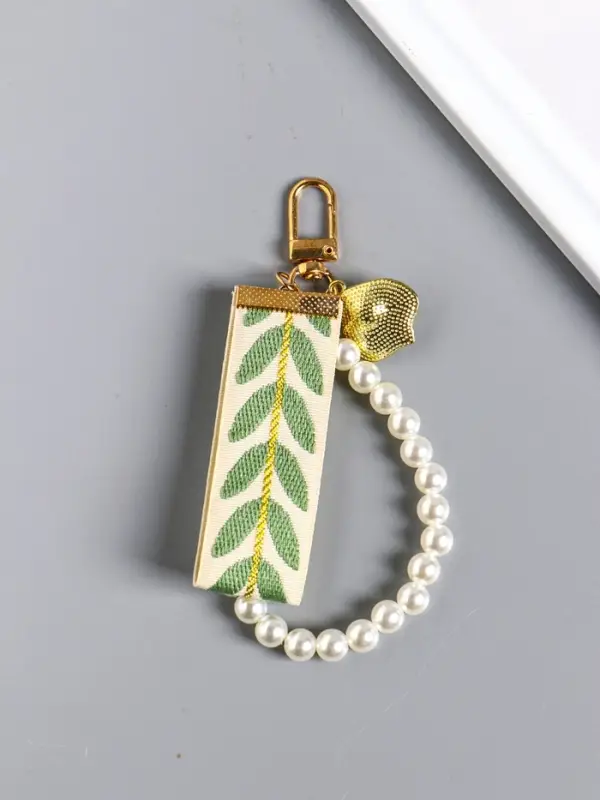 Брелок на карабине "Жемчужная нить, с ремешком и ракушкой" 12х9х1 см
