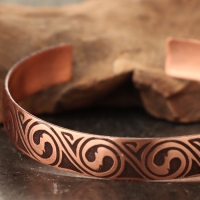 Браслет &laquo;Змеевик клубок&raquo;, пластинчатый, узкий, медь