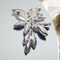 Брошь &laquo;Капель&raquo; гроздь, цвет бело-синий в серебре