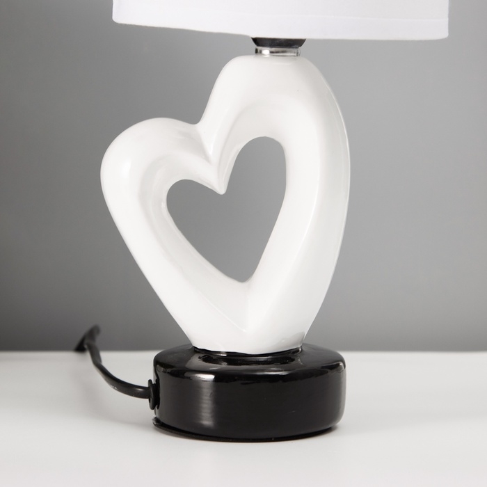 Настольная лампа с абажуром RISALUX &laquo;Сердце&raquo;, Е14, 40 Вт, белый/чёрный, фигурное основание, 13&times;13&times;29 см