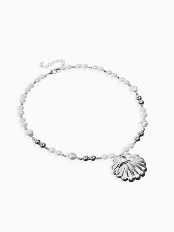 Кулон на жемчужных бусах "Ракушка", цвет белый в серебре