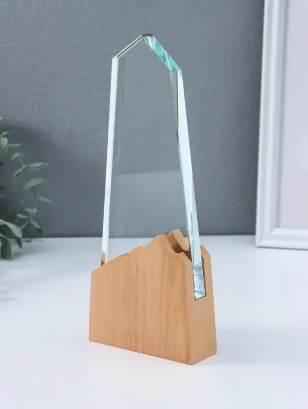 Стела наградная стекло, дерево "Гора" верх 18х8,5 см низ 10х10 см 3,5х10х25 см