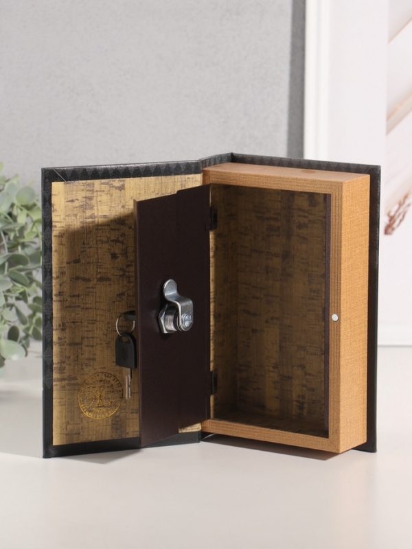 Сейф-книга дерево кожзам "Уильям Теккерей. Ярмарка Тщеславия" тиснение 21х13х5 см