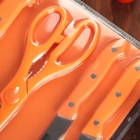 Набор кухонных принадлежностей, 5 предметов: ножи 7,5 см, 12,5 см, 17,5 см, ножницы, доска 29&times;20 см, цвет МИКС