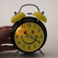 Часы - будильник настольные "Смайл", 17 х 11.5 см, d-9 см