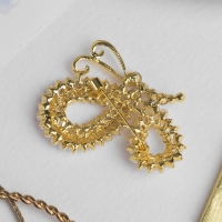 Брошь &laquo;Бабочка&raquo; жемчужная, цвет белый в жёлтом золоте