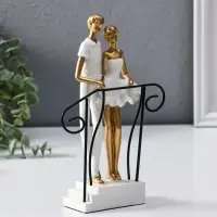 Сувенир полистоун "Парочка стоит на лестнице с перилами" бело-золотой 4,4х12,5х21 см