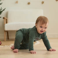 Костюм (штанишки и кофточка) Крошка Я "Еловые веточки", рост 86-92 см, зеленый Костюм (штанишки и кофточка) Крошка Я "Еловые веточки", рост 86-92 см, зеленый