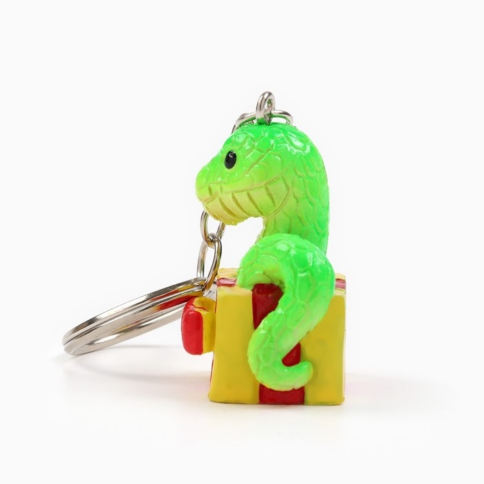 Новогодний брелок для ключей, объемный &laquo;Новый год: Змея в подарке&raquo; 2,7 х 8,5 см