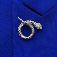 Новый год! Символ года 2025! Брошь &laquo;Змея&raquo; в клубке, цвет белый в серебре