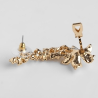 Серьга &laquo;Кафф&raquo; цветок изящный, цвет белый в золоте