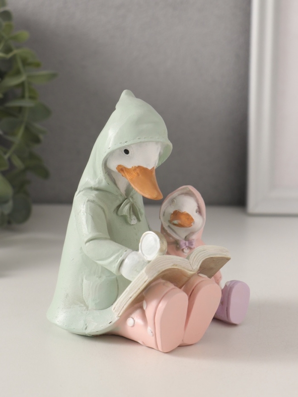 Сувенир полистоун "Утка с утёнком в дождевиках читают книгу" 9х8,5х11 см