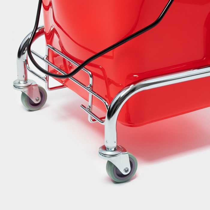 Тележка уборочная одноведерная с вертикальным и сеткой, красное ведро 25 л, хромированная рама Тележка уборочная одноведерная с вертикальным и сеткой, красное ведро 25 л, хромированная рама