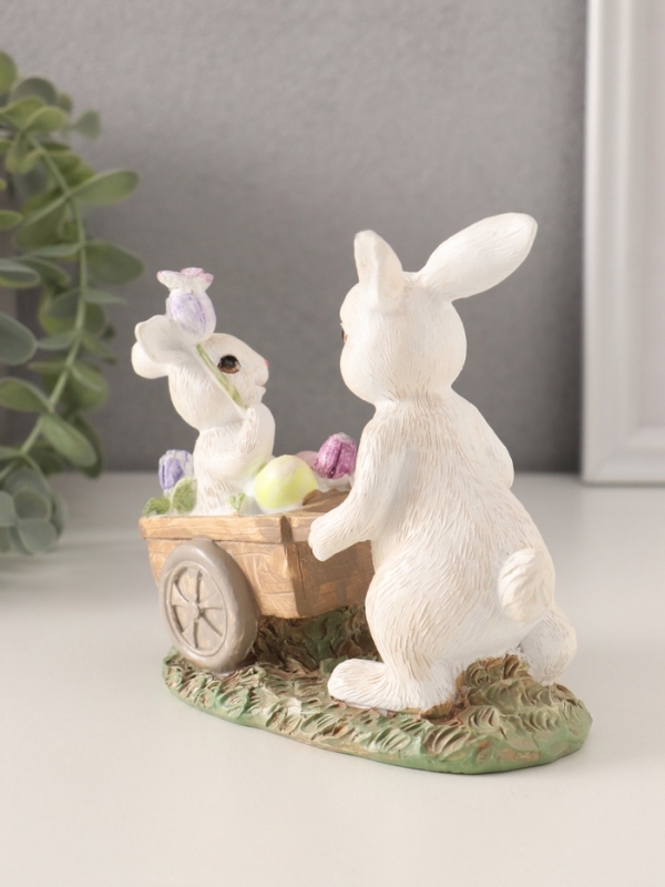 Сувенир полистоун "Кролик везет крольчонка в тележке с незабудками" 13,5х6,5х12 см