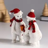 Сувенир полистоун "Семья белых медведей в вязаных шарфах и шапках" 10,5х4,3х10 см