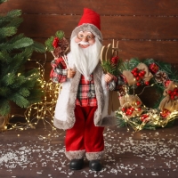 Дед Мороз "В клетчатой рубашке, с веточками и лыжами" двигается, 45х24 см, красный Дед Мороз "В клетчатой рубашке, с веточками и лыжами" двигается, 45х24 см, красный