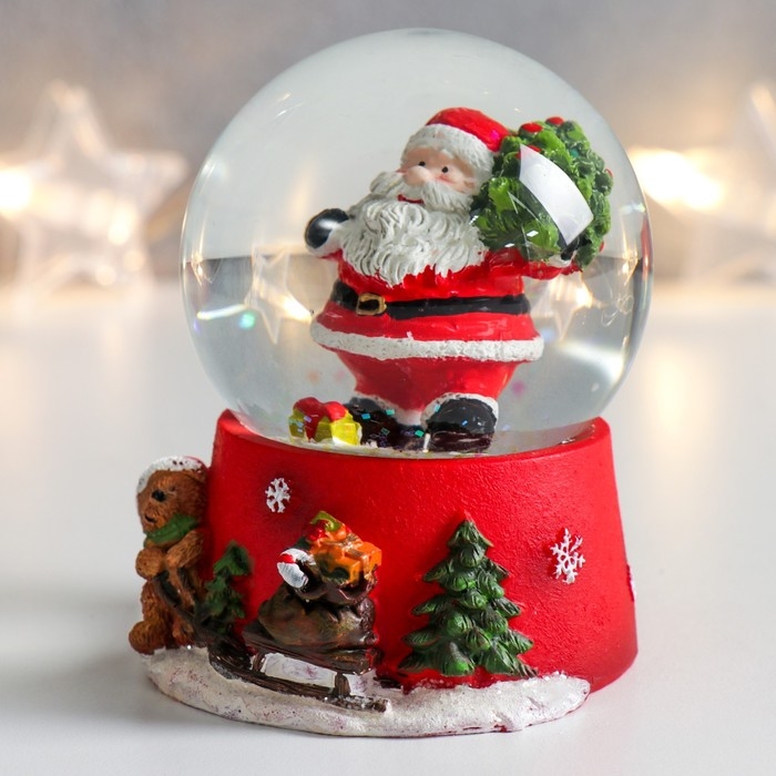 Сувенир полистоун водяной шар "Дед Мороз с ёлкой на плече" 6,5х6,5х8,5 см