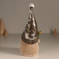 Сувенир полистоун свет "Дед Мороз в колпаке, с ёлкой" беж и шоколад 10,5х10,5х22 см Сувенир полистоун свет "Дед Мороз в колпаке, с ёлкой" беж и шоколад 10,5х10,5х22 см