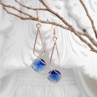 Серьги висячие со стразами &laquo;Капля с ромбом&raquo;, цвет синий в розовом золоте