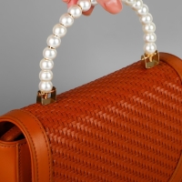 Ручка для сумки, металлическая, жемчужные бусы, на прокол, 12,5 &times; 9 &times; 1,2 см, цвет белый/золотой