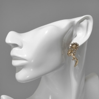 Серьги со стразами &laquo;Цветы&raquo; изгибы, цвет белый в золоте