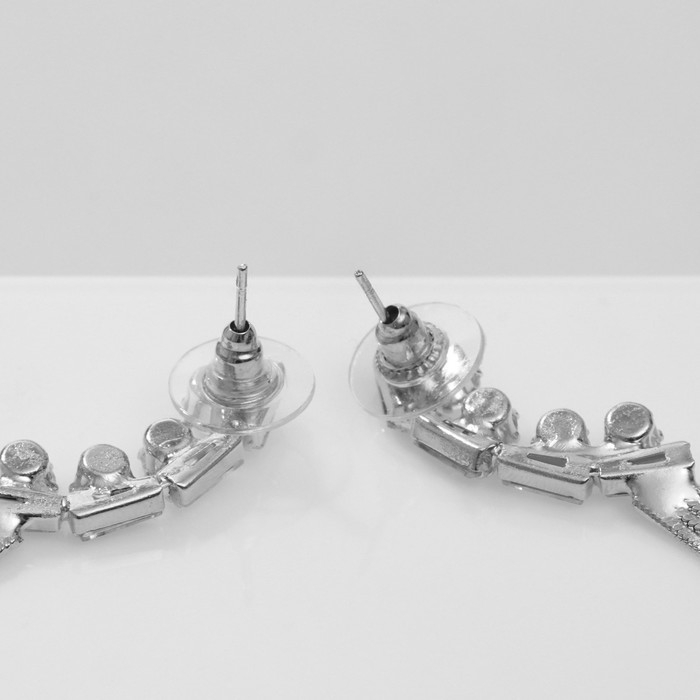 Серьги висячие со стразами &laquo;Одиссея&raquo; стиль, цвет белый в серебре