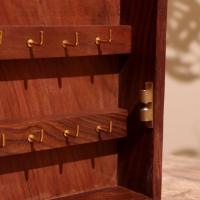 Ключница "Штурвал" 18х9х30 см, дерево шишам Ключница "Штурвал" 18х9х30 см, дерево шишам