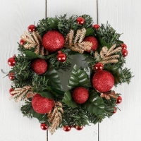 Венок новогодний d-20 см "Красные шарики"