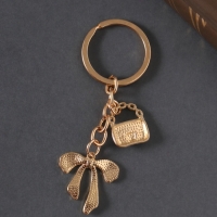 Брелок металл, эмаль "Сумочка и бант" белый 9 см