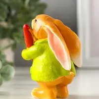 Сувенир полистоун "Зайчик с морковью, в зелёном пальто" 7х4,5х9 см