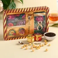 Набор &laquo;Ты совершенна&raquo;: крем-мёд с клубникой и хлопком 30 г. х 2 шт., арахис в шоколадной глазури 70 г., чай чёрный с тропическими фруктами 50 г., ложка